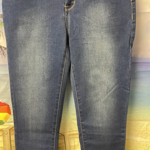 - Brand new Woman’s Seven7 Booty Shaper high rise leggings. Size 8. - Picture 3 of 16